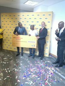 Joseph Enchil (middle) receiving the cheque from Mr Khan, MTN Ghana CMO