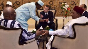 Chad's president Idriss Deby Itno speaks with French President Emmanuel Macron during the G5 Sahel summit, in Bamako, Mali on July 2, 2017 [Reuters/Christophe Archambault]